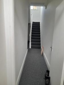 MonkwearmouthACCANE的走廊上设有楼梯,有楼梯