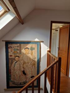 Thiers-sur-ThèveCountryhouse close to Senlis and Parc Asterix的挂在楼梯墙上的挂毯
