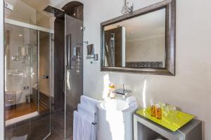 莫尔日伊戈尔宅邸酒店的一间带水槽和镜子的浴室
