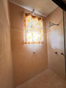 下博克特Casa familiar en Boquete的带淋浴和浴帘的浴室