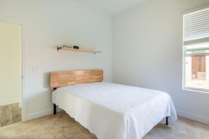 埃文帕克Avon Lakefront的一间卧室配有一张带白色毯子的床和窗户。