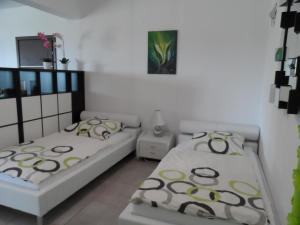 利迈纳里亚Villa Chiara的一间卧室设有两张床和床头柜