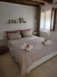 威尼斯CA' SEBASTIANO的一间卧室配有一张大床和毛巾