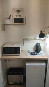 克卢日-纳波卡Luxury Airport Retreat的厨房的台面上有一个微波炉