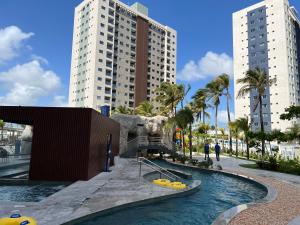 萨利诺波利斯Salinas Premium Resort Ap 1 QT的一座有两座高楼城市的游泳池