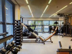 萨利诺波利斯Salinas Premium Resort Ap 1 QT的带有氧器材的健身房,位于带窗户的房间内