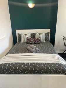 伦敦Willesden Green ROOMS的一张大床,上面有枕头