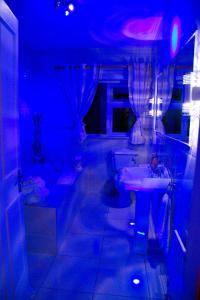 凯尔西温海风住宿加早餐旅馆的一间带水槽和蓝色灯光的浴室