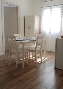 伊斯皮卡IL GUFO DELLA MARZA的厨房配有桌椅和冰箱。