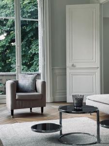伊居利Grand appartement d'exception au Château Randin的客厅配有椅子和茶几