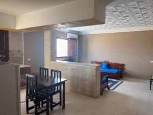 托泽尔Dar Chamsa的配有桌椅和厨房的房间