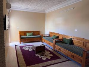 托泽尔Dar Chamsa的客厅配有两张沙发和一张桌子