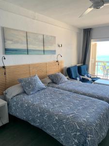 阿尔姆尼卡Apartamentos Chinasolymar的一间带两张床的卧室,享有海景