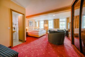 圣戈阿尔莱茵岩古堡酒店的酒店客房,配有床和沙发