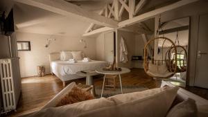 昂古莱姆La Maison des Sources的一间大卧室,配有一张床铺和一张桌子