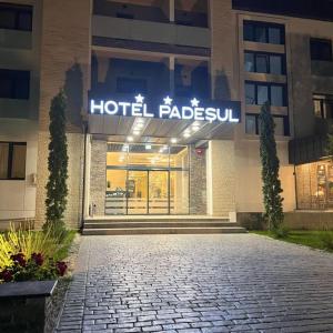 FăgetHotel Padesul的建筑前方标有标志的酒店场所