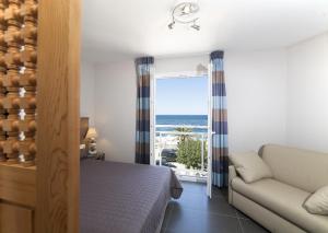 阿尔加约拉圣约瑟夫酒店的一间卧室配有一张床,享有海景