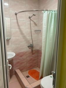 GarniGarni Bread House的带淋浴、卫生间和盥洗盆的浴室