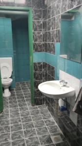 马里博尔Hostel UNDERGROUND的一间带水槽和卫生间的浴室