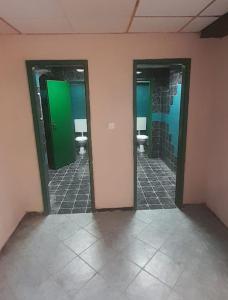 马里博尔Hostel UNDERGROUND的一间浴室,里面设有三个小便池和三个水槽