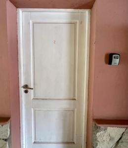 拉安戈斯图拉镇Casita Silvestre y Casa Rosa的粉红色房间的白色门