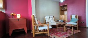 拉巴斯Caserita的一间带桌椅和粉红色墙壁的用餐室