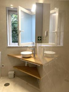 贝尔蒙特Ar da Beira - Serra da Estrela的一间带水槽和镜子的浴室