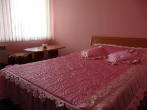 希奥利艾斯凯斯塔泽德酒店的卧室配有粉红色的床和粉红色的棉被
