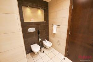 阿布扎比阿布扎比华美达市区酒店的一间带卫生间和水槽的浴室