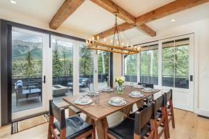 特柳赖德Overlook House home的一间带木桌和椅子的用餐室