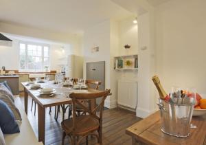 绍斯沃尔德Bay House的厨房以及带桌椅的用餐室。
