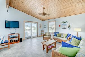 哈特勒斯7950 - Ocean by Resort Realty的带沙发和平面电视的客厅
