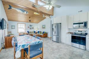哈特勒斯7950 - Ocean by Resort Realty的厨房、带餐桌的客厅以及带冰箱的厨房。