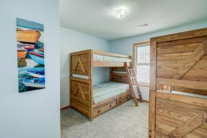 哈特勒斯7950 - Ocean by Resort Realty的带梯子的客房内的双层床和房子内的双层床