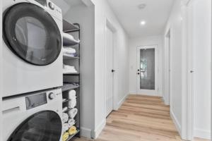 西基隆拿Mid-Century Modern Dream Retreat的洗衣房配有洗衣机和烘干机