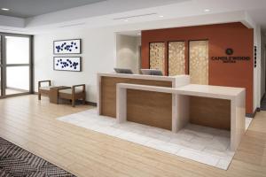 亚特兰大Candlewood Suites Atlanta - Smyrna, an IHG Hotel的一个带前台和椅子的办公大厅