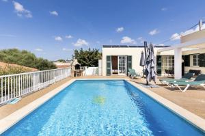 卡拉恩波特Villa Jordi - Cala en Porter的一座房子后院的游泳池