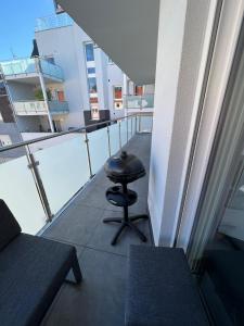 美因茨Modern Apartment Mainz by PMA的坐在大楼阳台上的黑凳子