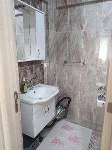 费特希耶2 Yatak Odalı Daire-Fethiye的浴室设有白色水槽和镜子