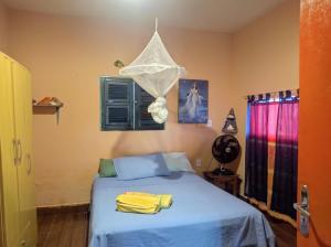 阿拉卡蒂MERMAID HOUSE, casa charmoso, wifi, parking, jardim, cozinha, central CANOA QUEBRADA的一间卧室配有一张黄色毛巾的床