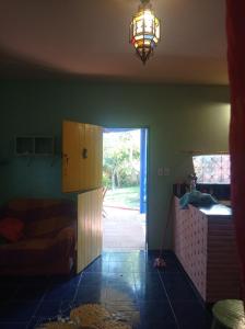 阿拉卡蒂MERMAID HOUSE, casa charmoso, wifi, parking, jardim, cozinha, central CANOA QUEBRADA的客厅设有一扇门,可通往一间卧室