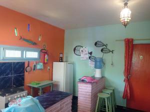 阿拉卡蒂MERMAID HOUSE, casa charmoso, wifi, parking, jardim, cozinha, central CANOA QUEBRADA的厨房设有橙色墙壁和白色冰箱。