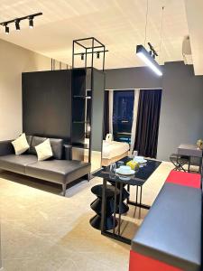 吉隆坡Axon Residence By Perkasa Suites的客厅配有沙发和桌子