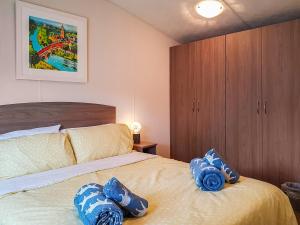 DollarGlenbeagles Lodge的一间卧室配有一张带蓝色枕头的床。