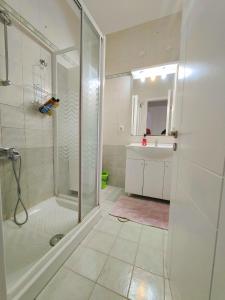 波塔莫斯Potamos apartment with view的带淋浴和盥洗盆的浴室