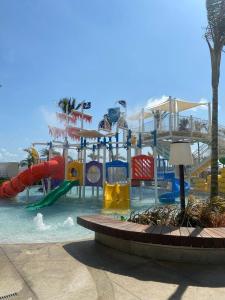 萨利诺波利斯Salinas Exclusive Resort的一个带水滑梯和滑梯的水上公园