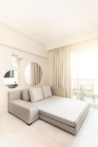 萨利诺波利斯Salinas Exclusive Resort的白色卧室配有床和镜子