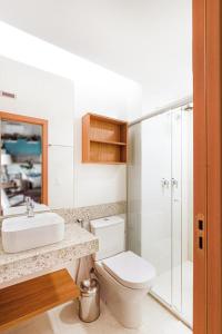 萨利诺波利斯Salinas Exclusive Resort的浴室配有卫生间、盥洗盆和淋浴。