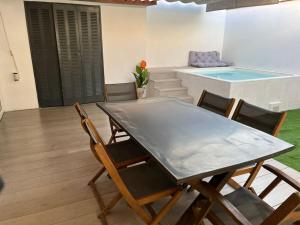 塞维利亚Casa unifamiliar FIBES的一间带桌椅的用餐室和一个游泳池