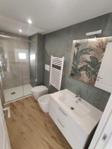 巴列塔San Sebastiano的浴室配有白色水槽和卫生间。